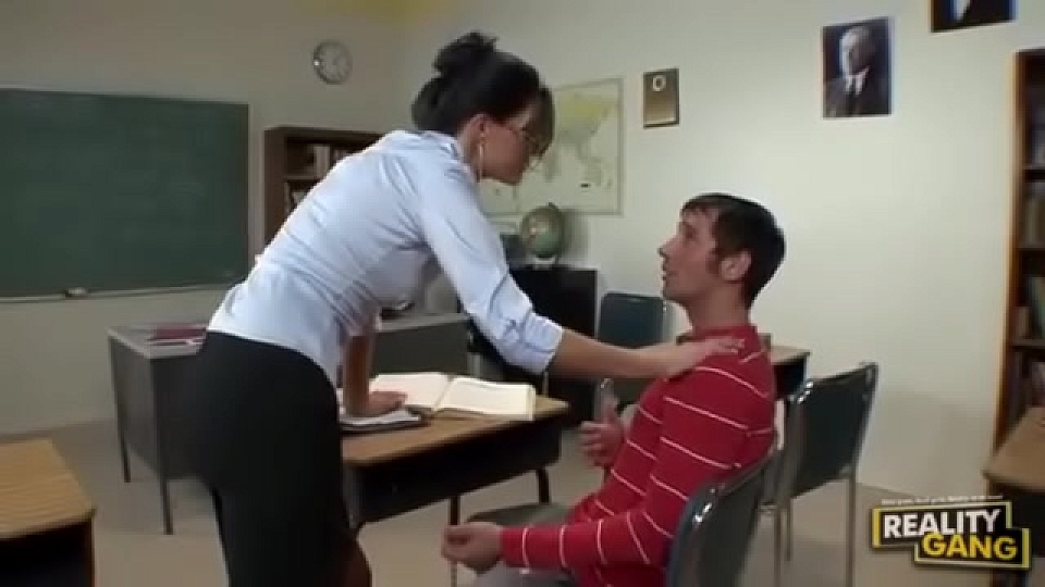 Azgın Maestra Öğrencisini Sınıfta Sikti